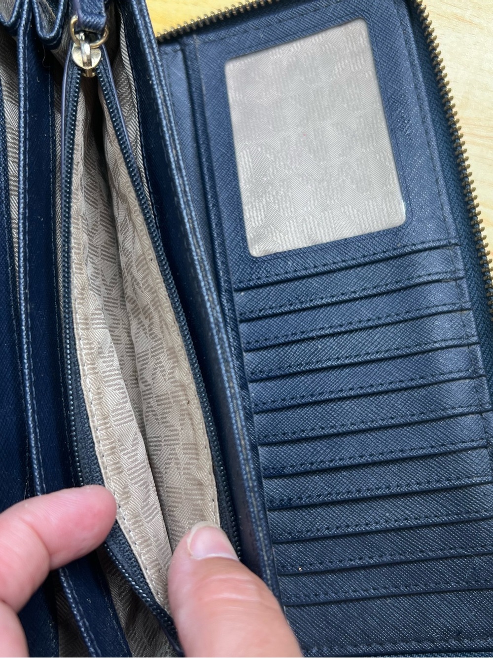 Michael Kors Jet Set Continental Zip Around Wallet/Wrist - Picture 6 of 16